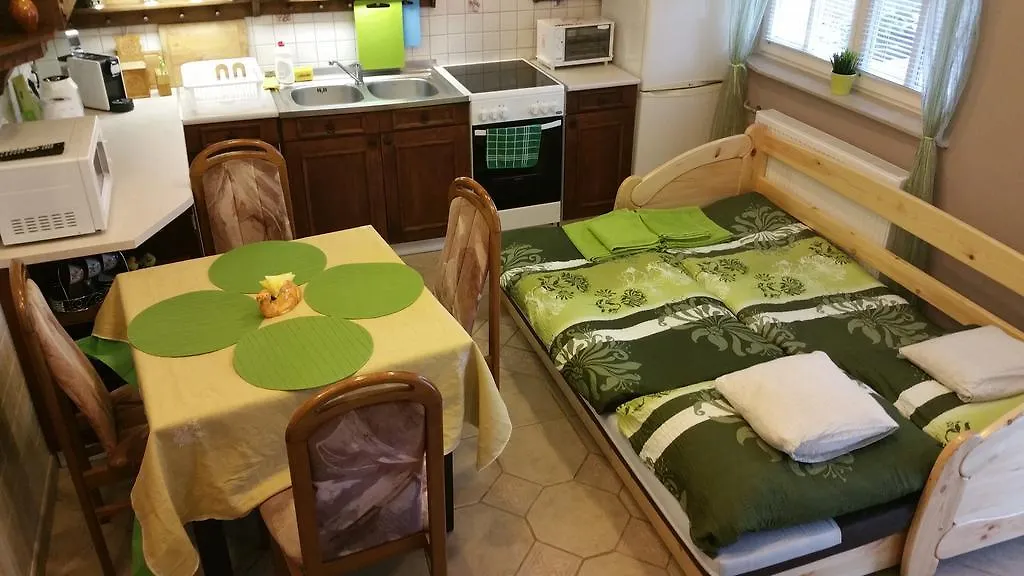 Apartment Patricia With Garden Budapest