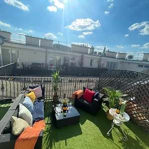 Exclusive Downtown Bella Apartament