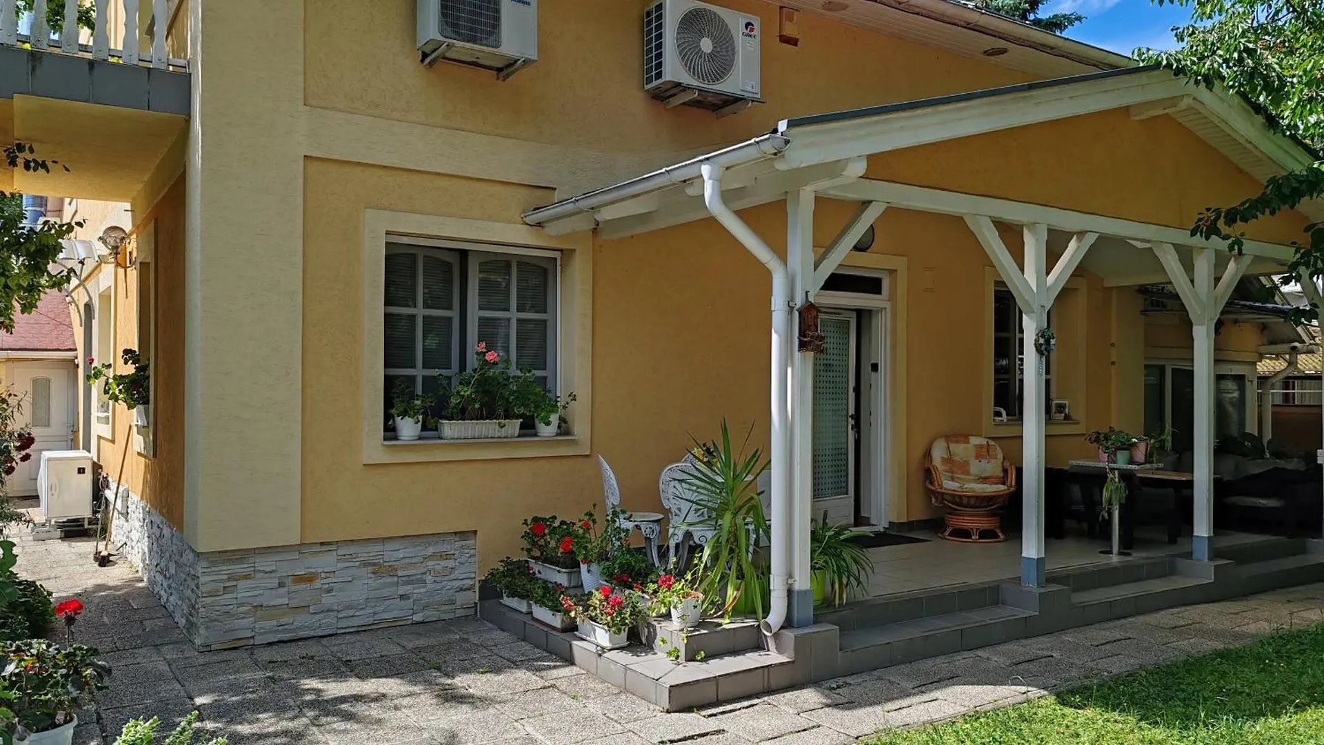 Apartment Patricia With Garden Budapest