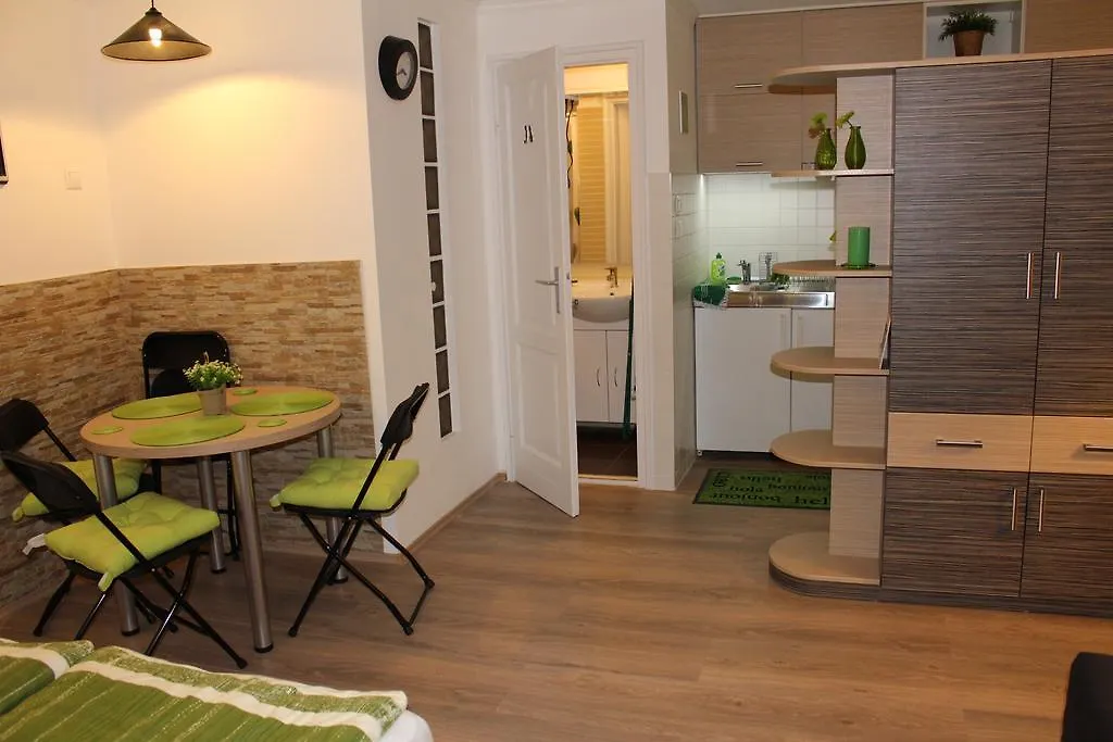 Apartment Patricia With Garden Budapest
