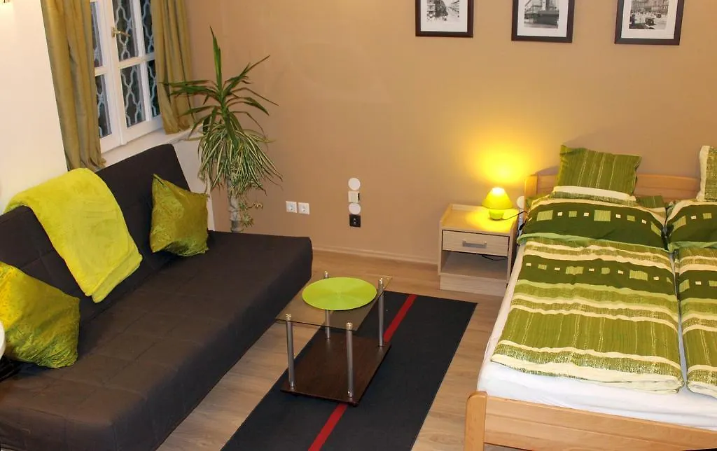 Apartment Patricia With Garden Budapest