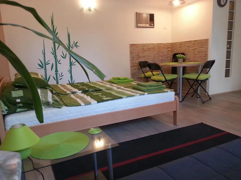 Apartment Patricia With Garden Budapest