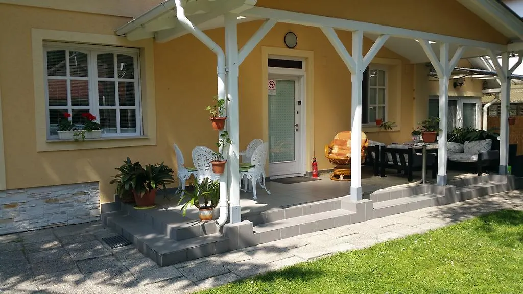 Apartment Patricia With Garden Budapest